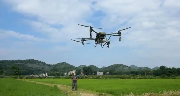 机手在操作"无人机" 谢文彬 摄6969"利用农用无人机进行统防统治