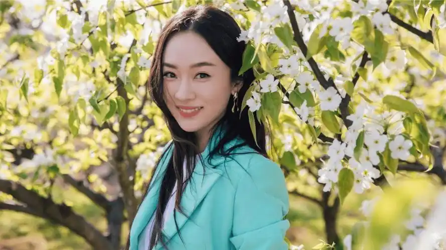 霍思燕豪宅养孔雀!简单生活背后隐藏着怎样的奢华?_网友_花园里_视频