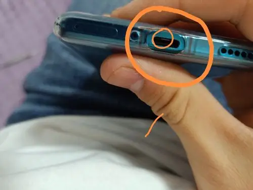 华为nova7 pro,充电口这个位置有一个白色的你们的有吗