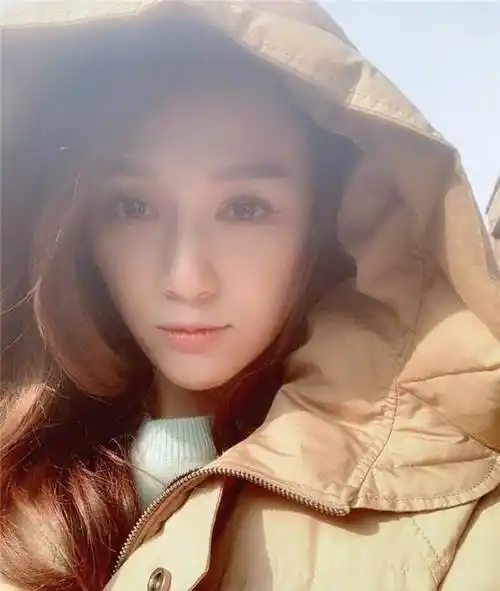 和小21岁吴磊杀青照被捆绑组cp,陈乔恩亲自下场怒斥"神经病"!