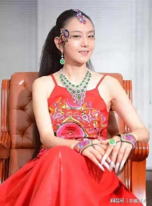 金星问杨丽萍你留这么长指甲怎么上厕所杨丽萍是怎么回答的