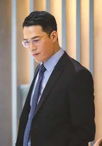 西装劫匪西装劫匪谢天华 饰劫匪,张礼信的同伙.