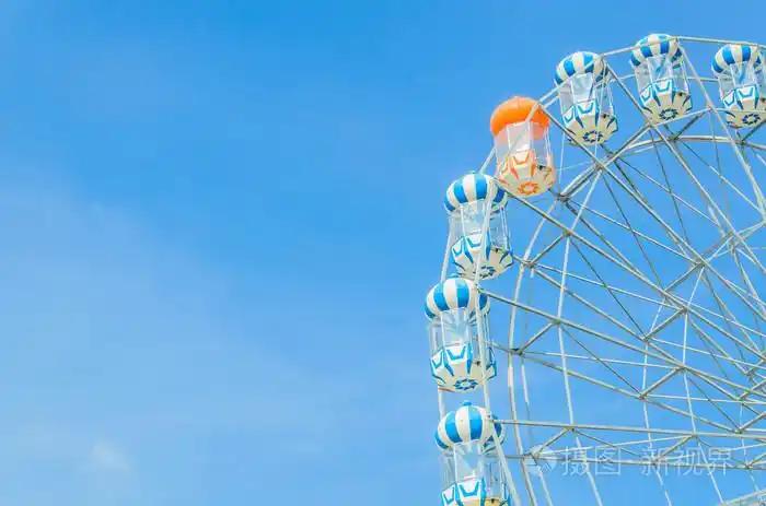 在公园里的游乐场摩天轮