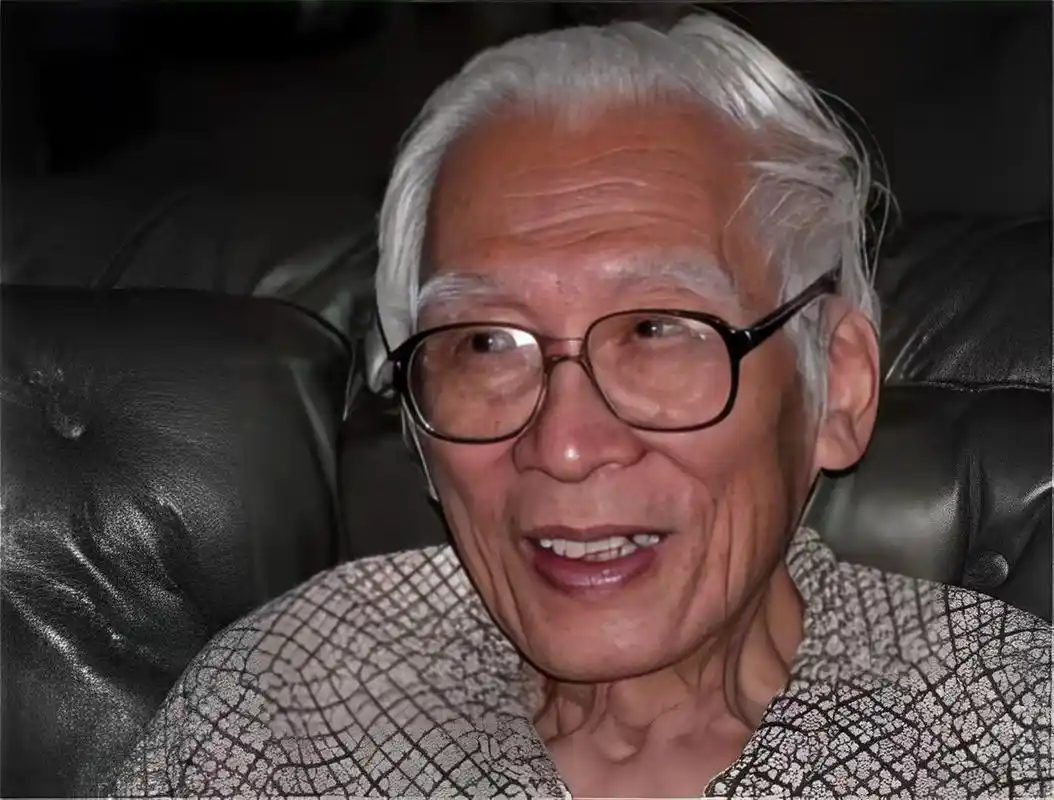 2005年,他77岁了,他回到南京,去拜访汪精卫陈璧君夫妇的跪像.