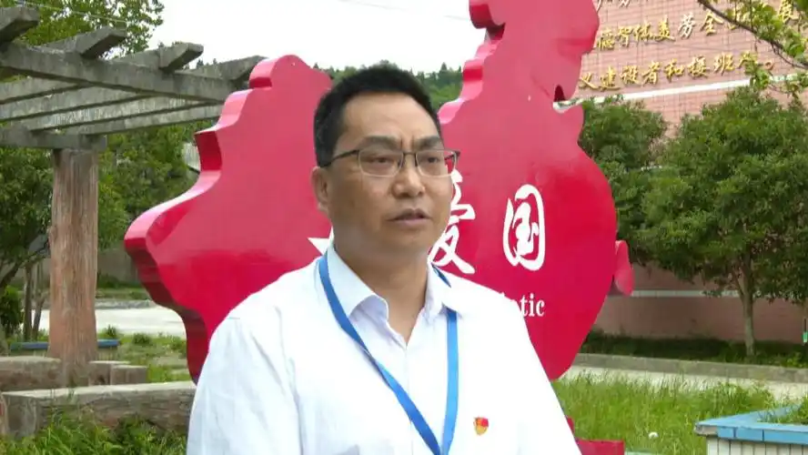 最美教师段忠华三尺讲台勤耕耘大爱无疆树新人