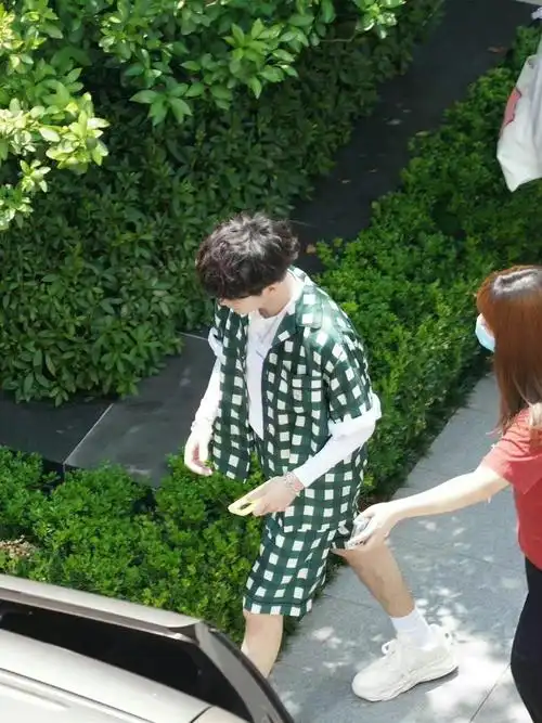 任嘉伦嗨放派上班路透图绿色格子套装