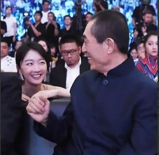 周冬雨看张艺谋的眼神充满了崇拜像个小迷妹