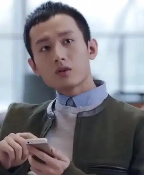 成毅旧照曝光脑门大发际线高很显老撞脸gai司凤滤镜破碎