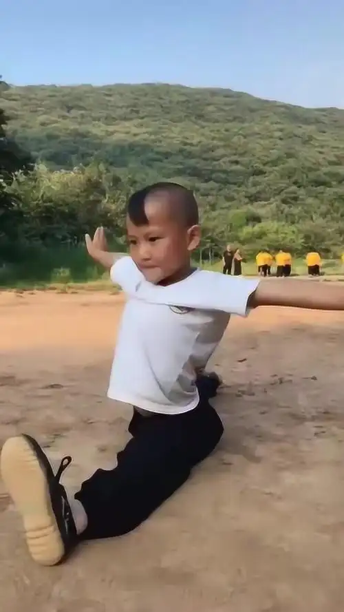 少林功夫看看小朋友是怎么练功的功夫要从小抓起