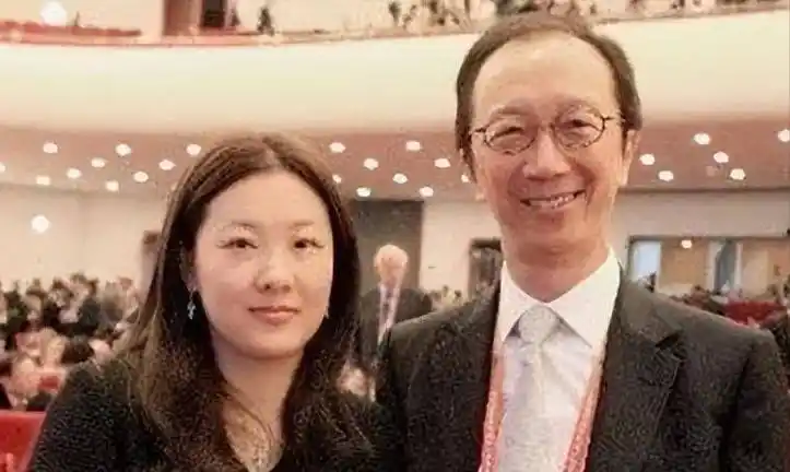 梁锦松:给祖国狂赚3万亿,如今花99亿买下医院为生4胎_陈慧珊_银行