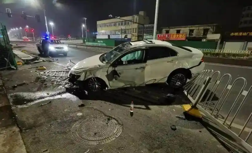 湖州一男子酒驾表演"翻车特技",对自己太狠了!