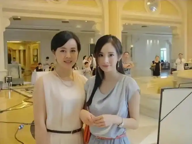 杨幂跟素人合照#其实是拍雅诗兰黛的广告后合影啦,这里有很多杨幂汉