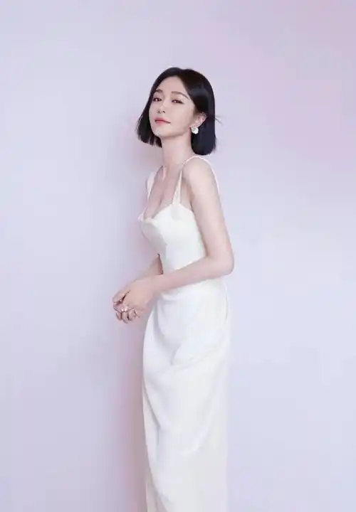 秦岚穿白色吊带抹胸裙身材丰满性感 风情妩媚 优雅高贵_姐姐_岁月