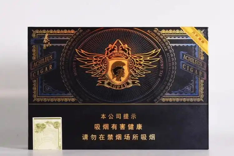 雪茄盒子外观和系列名战神十分符合,黑色的精品纸盒与黑白相间的精致