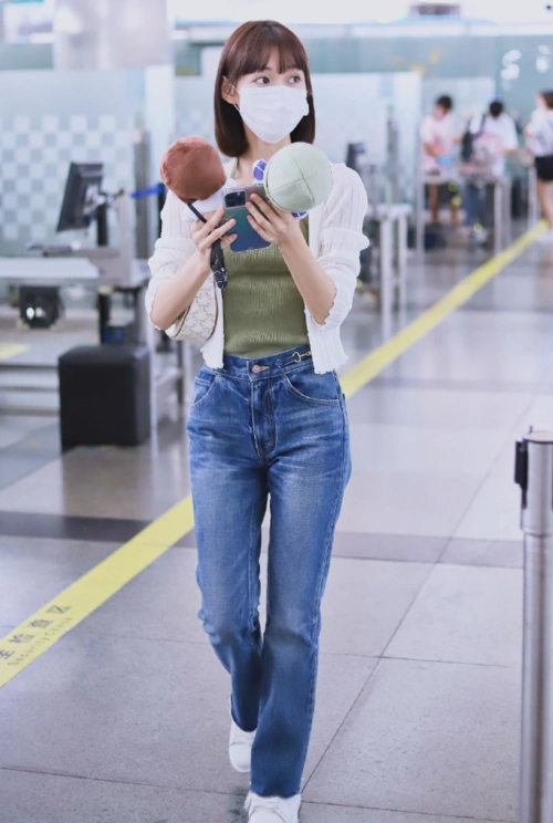 段奥娟"整容式"减肥,穿修身牛仔裤松松垮垮,高瘦身材让人羡慕