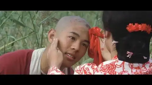 82版电影《少林寺》:李连杰和丁岚假扮新郎新娘骗过追兵