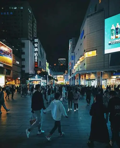 成都夜生活好玩的地方?不是宽窄巷子和锦里,成都人去这四条街!