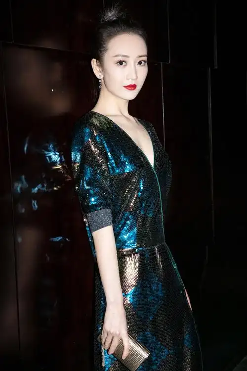 王鸥受邀亮相某年度盛典天鹅颈优雅迷人