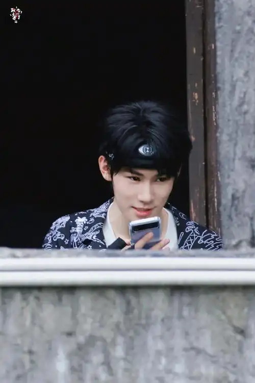 张真源卡通涂鸦衬衫发带造型