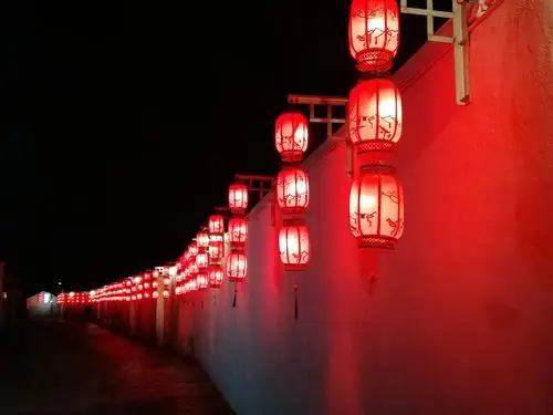 红灯笼,油灯时代已成久远的回忆记录在历史的长河中被现代科技取代.