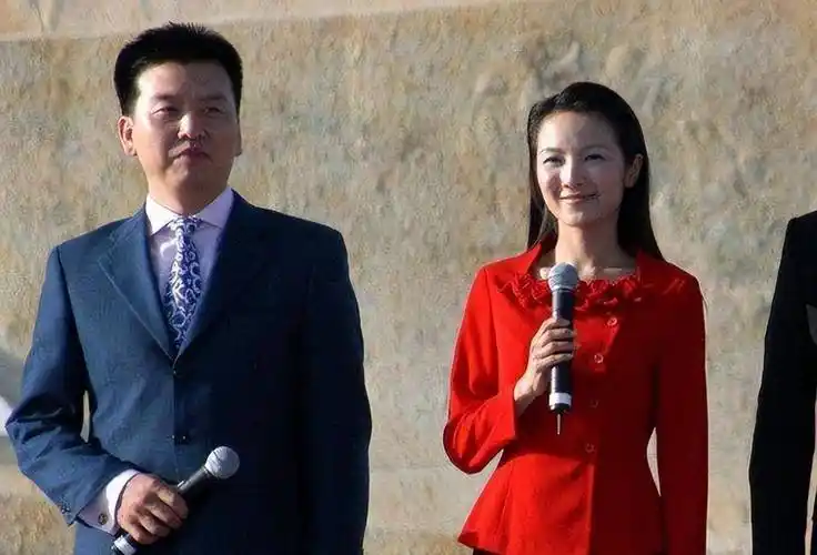 一般的综艺节目主持人,习惯于高调门激情朗诵式主持,但管彤说话都是慢