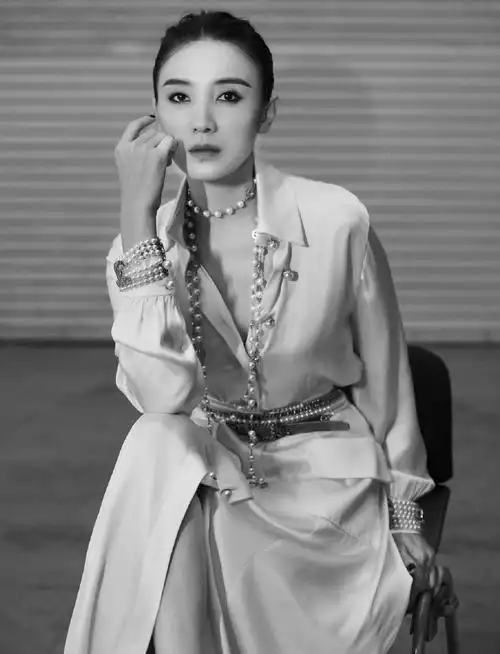 简介:宋佳丝缎连衣裙曼妙灵动写真图片,分享一组宋佳图片给大家,图中