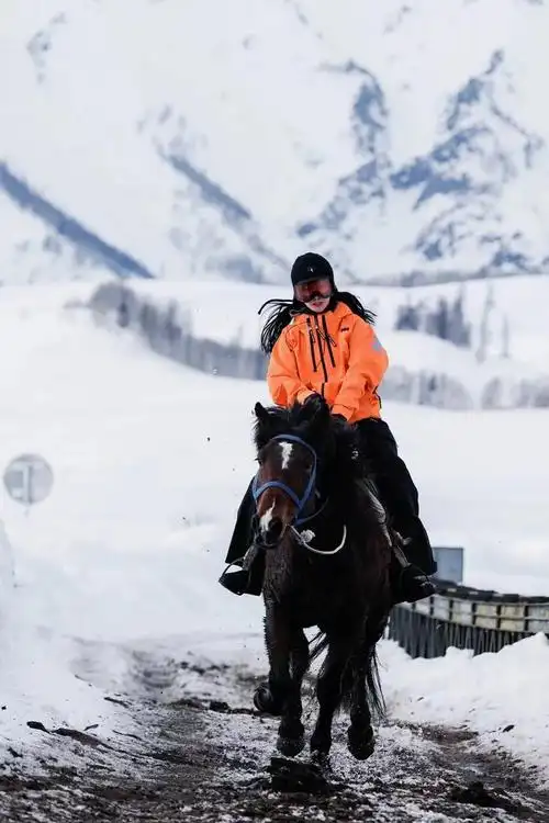 看到李冰冰在雪地上骑马我被她的帅气所征服
