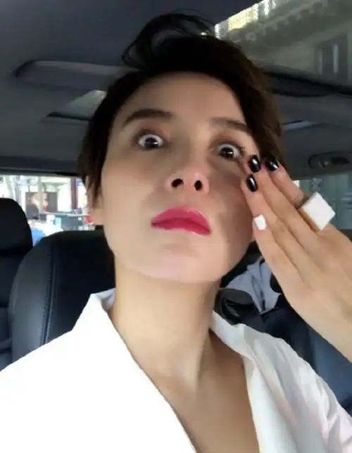 告别脏色pixie头 小宋佳终于又在巴黎美回来了!