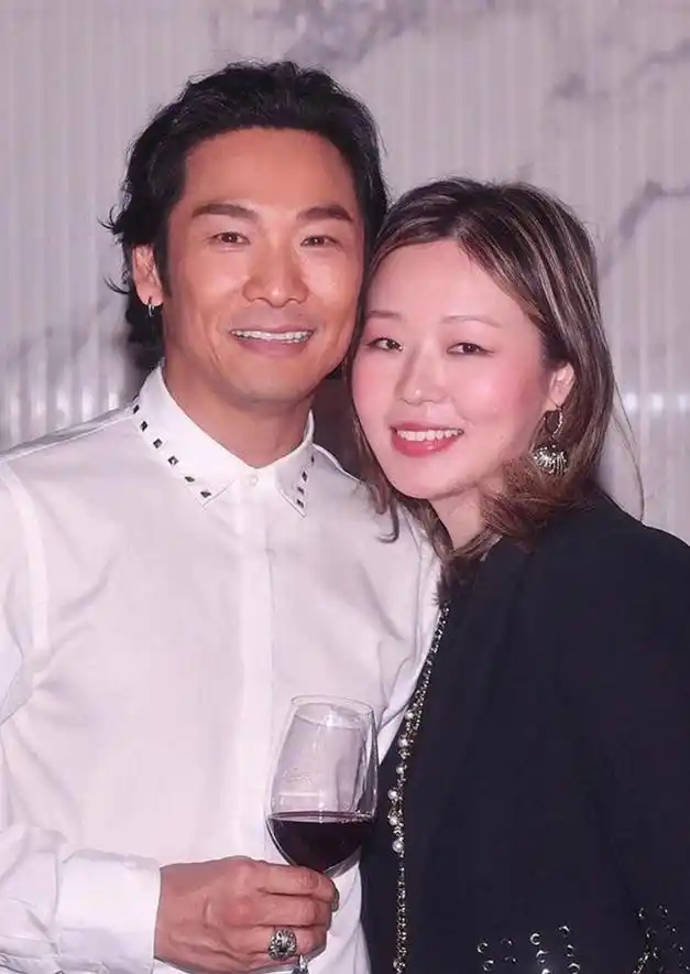 杜德伟妻子李晓冰,丈夫比母亲大一岁,婚后生一子,生活幸福甜蜜
