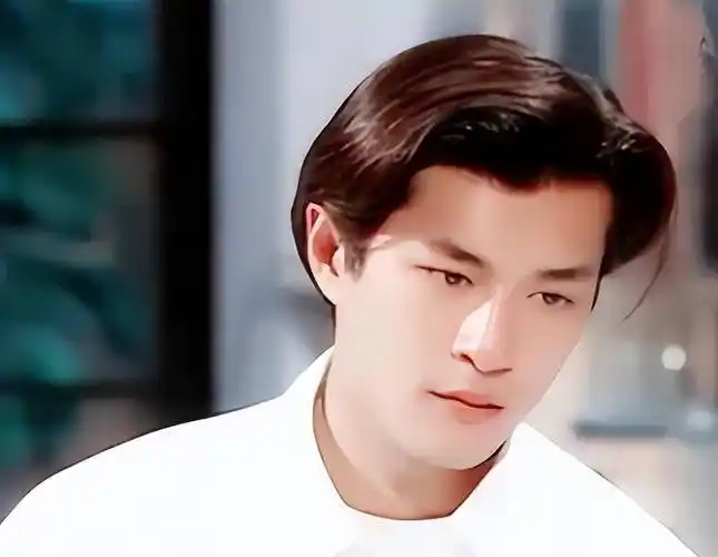 里那个古铜色皮肤的大佬,那是你没有见过年轻时候的古天乐,年轻时候的