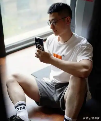 喜欢健身的男生,好身材随便穿,简单搭配一点都不土,更显魅力值