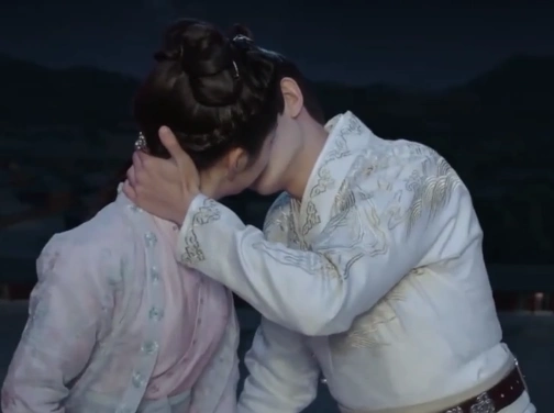 原创锦衣之下:任嘉伦谭松韵拍吻戏,借位明显,"屋顶吻"用了吻替?