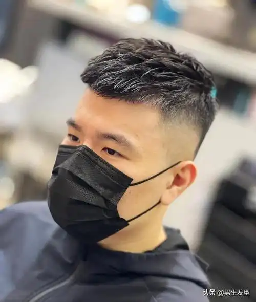 第2款:前刺发型寸头发型对于脸胖的男士来说,是最百搭的一款造型.