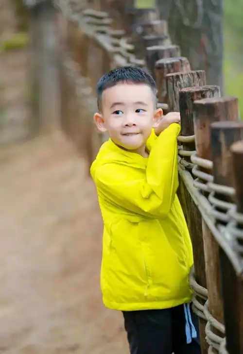 陈小春儿子6岁被夸会做人:成人世界的油腻高情商,根本配不上他