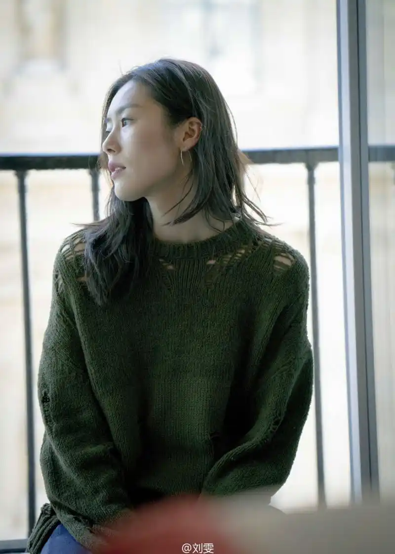 组图:静静的就很美好!刘雯阳台放空清新灵动_高清图集_新浪网