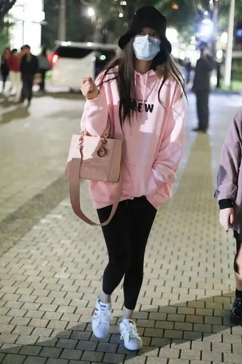 杨颖真是辣妈标杆穿豹纹卫衣配牛仔裤看得出身材挺精致