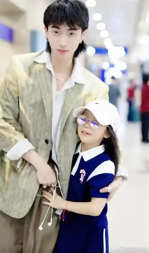 或许是因为有工作要忙,伊能静当天并未现身机场接机儿子,而是派女儿做