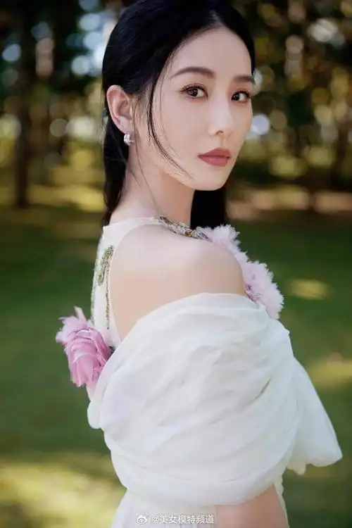 刘诗诗最新写真大片释出素雅白裙秀肩颈线条气质温柔