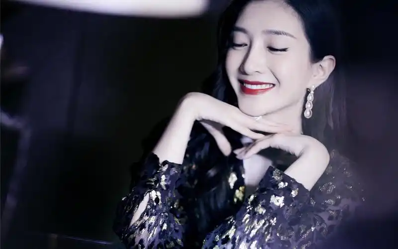 美女演员江疏影魅惑性感写真壁纸