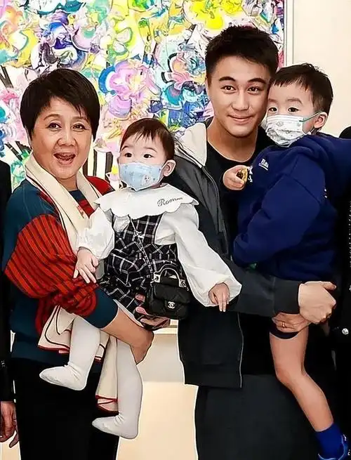 除了儿子何猷君,儿媳妇奚梦瑶,孙子孙女外,还有奚