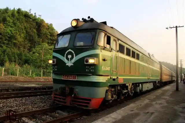 倒湖站里的老式绿皮火车,生产于1995年,至今还在用.