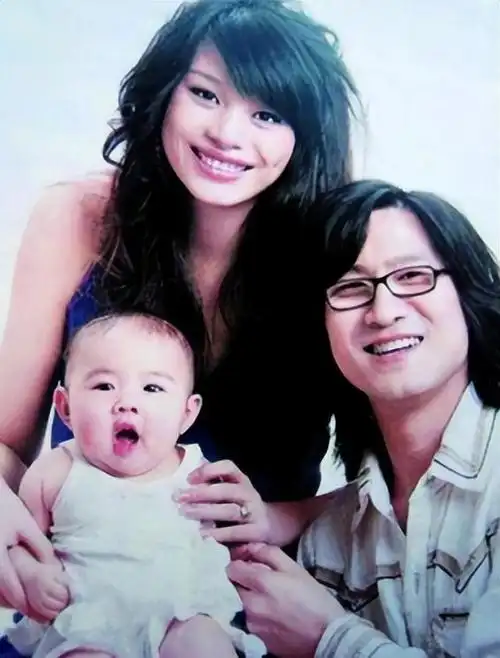 汪峰带新女友亮相,长相温婉华贵惹人喜爱,网友:"他凭什么?