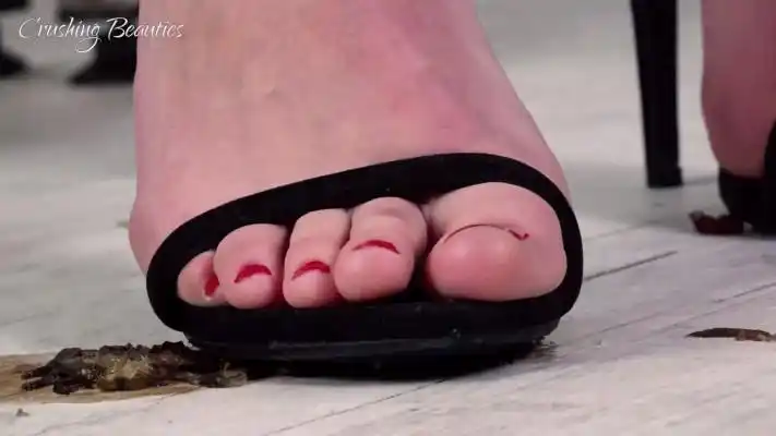 美女性感高跟凉鞋踩扁小螃蟹