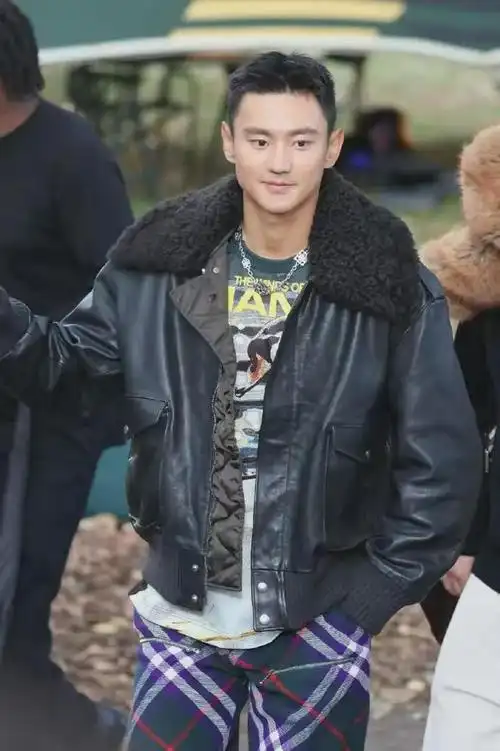 再看宁泽涛不自信的眼神,虽然年龄小,虽然颜值高,同样是大妈装,在陈坤