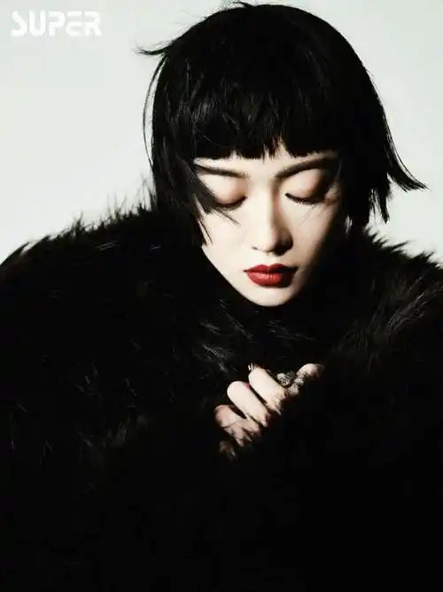 吴谨言super世界青年封面##吴谨言复古短发时尚大片