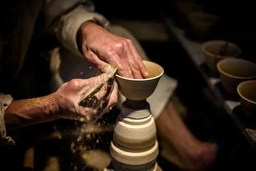 陶瓷制作过程图片来源网络