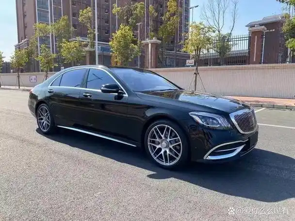 30多万20款奔驰迈巴赫s560以其非凡的气度和无可比拟的奢华