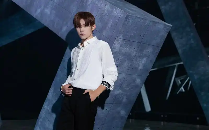 易烊千玺简约率性写真桌面壁纸_大陆明星_壁纸下载_美桌网