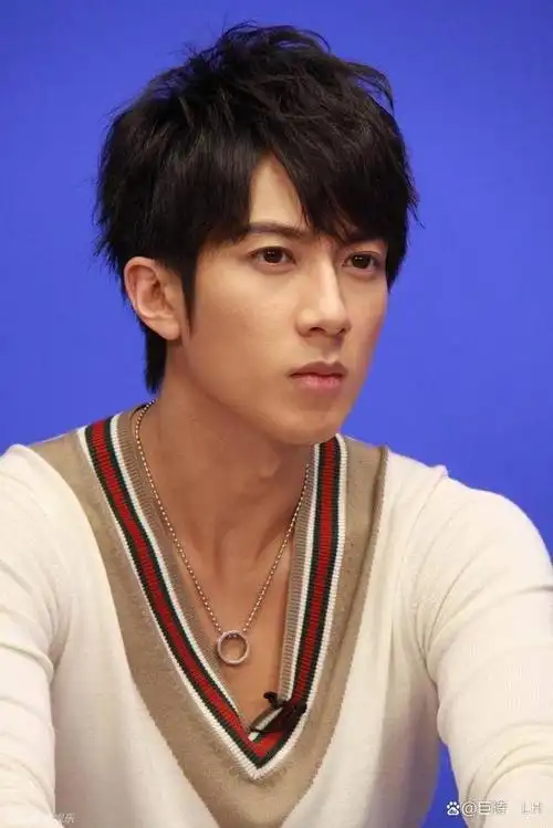 这组照片不仅呈现了吴尊一家四口的和睦与欢乐,更因其中一张neinei与