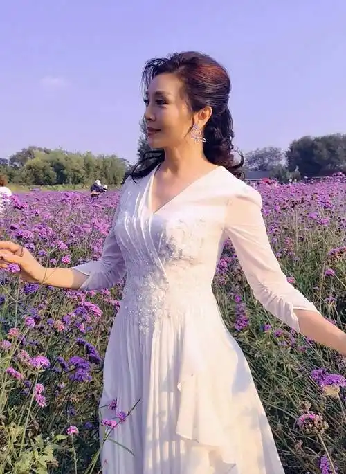 57岁李丹阳近照似冻龄,穿腰裙凹凸有致,至今未婚没孩子成遗憾_生活